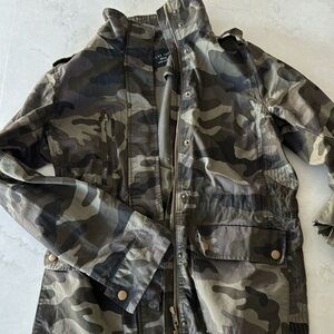 Women’s camo jacket M